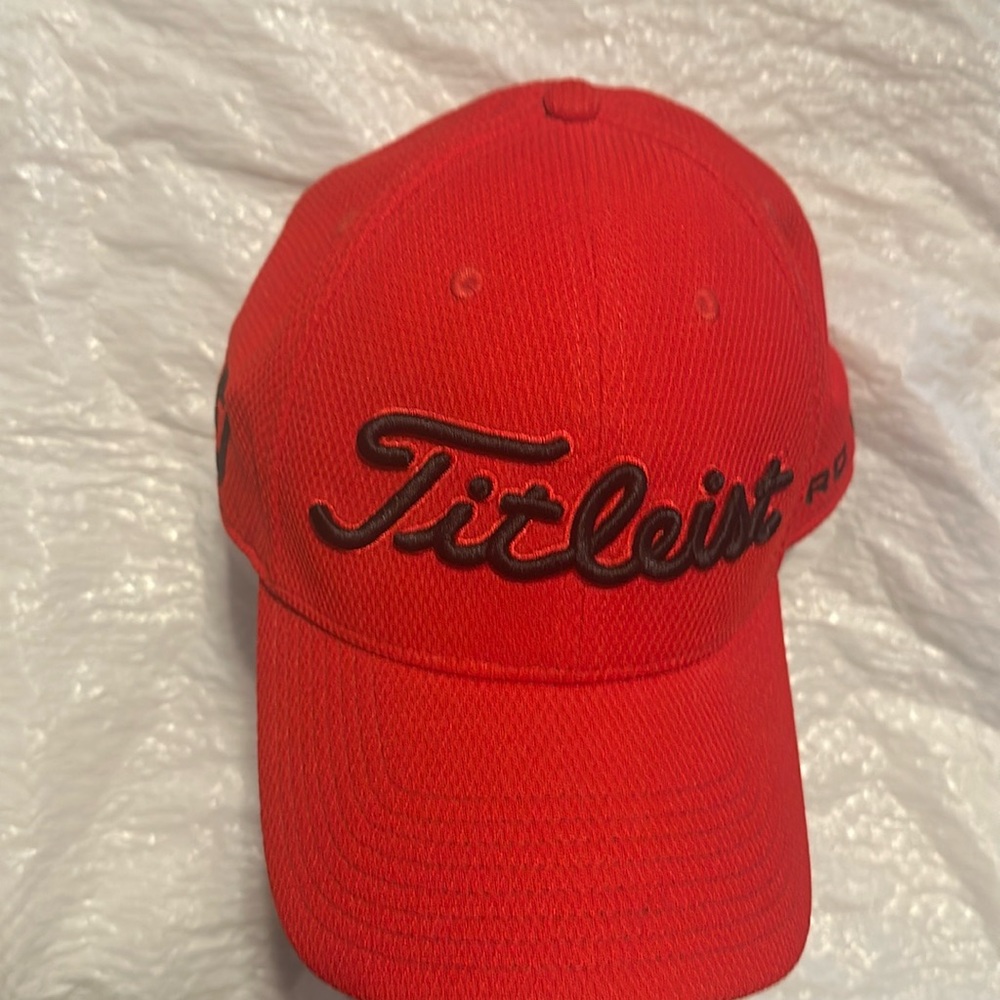 Red Titleist Pro V1 cap L/Xl